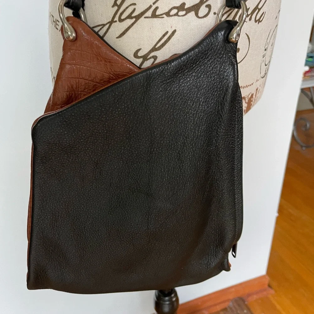 Thomas Leathers Dual-Sided Crossbody Bag - Picture 2 of 12